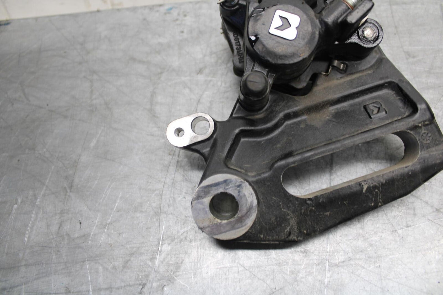 21 HUSQVARNA VITPILEN 401 REAR BACK BRAKE CALIPER W MOUNT BRACKET BB467
