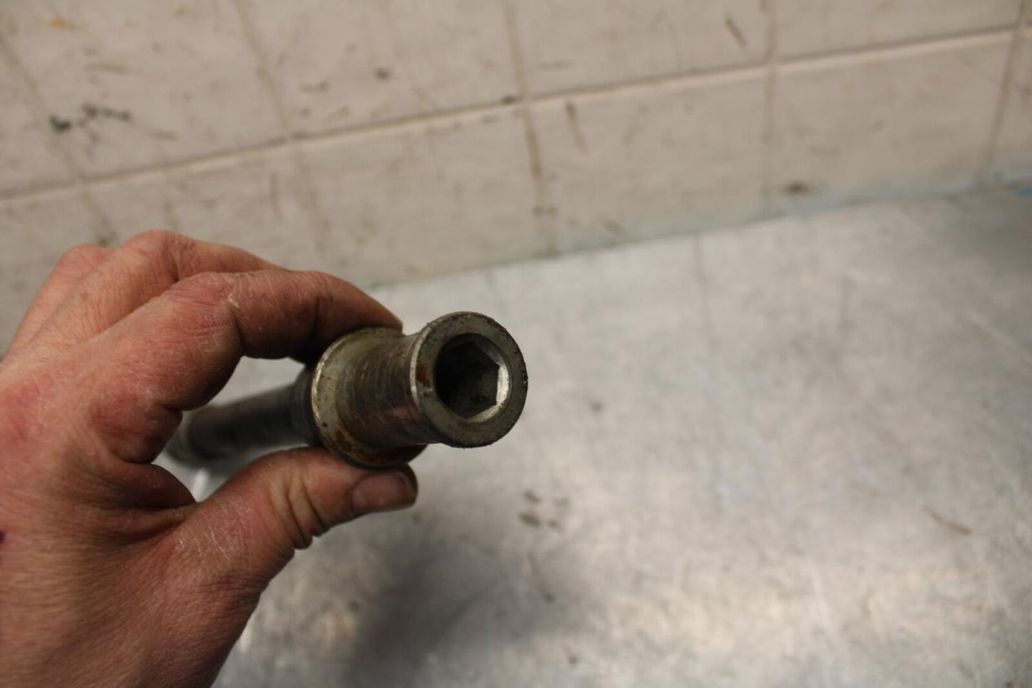 00-01 KAWASAKI ZZR600 FRONT WHEEL RIM AXLE PIVOT BOLT BB31