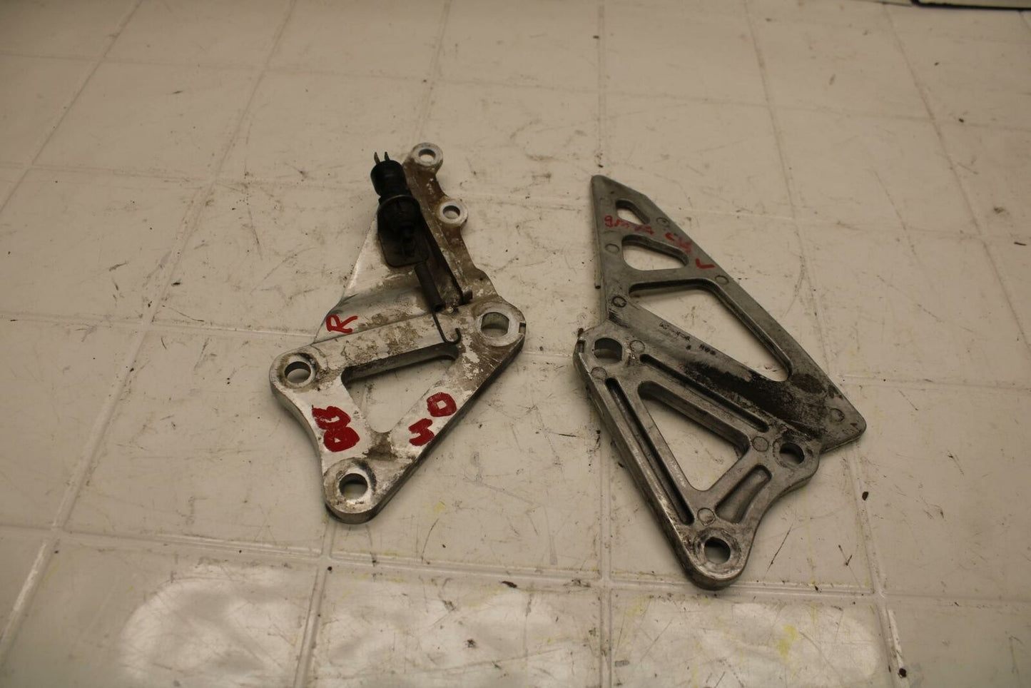 88 SUZUKI GSXR750 LEFT RIGHT REARSET REAR SET DRIVER PEG BRACKETS MOUNTS BB18