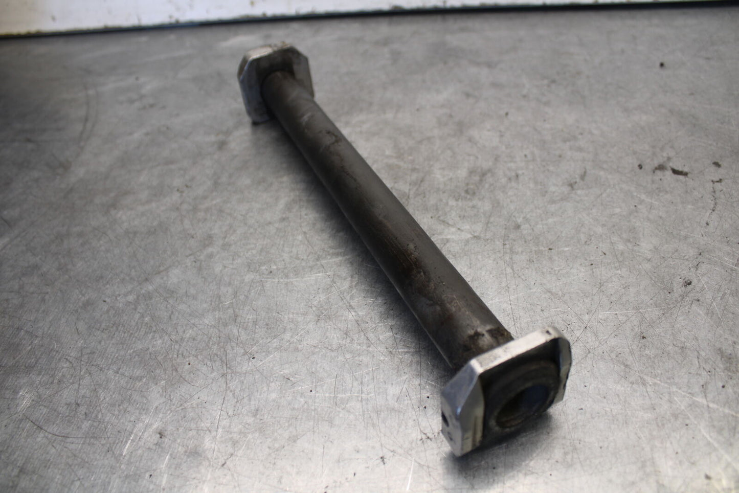 04-05 SUZUKI GSXR600 REAR AXLE BACK WHEEL RIM PIVOT BOLT AXEL 64711-33E10 BB658