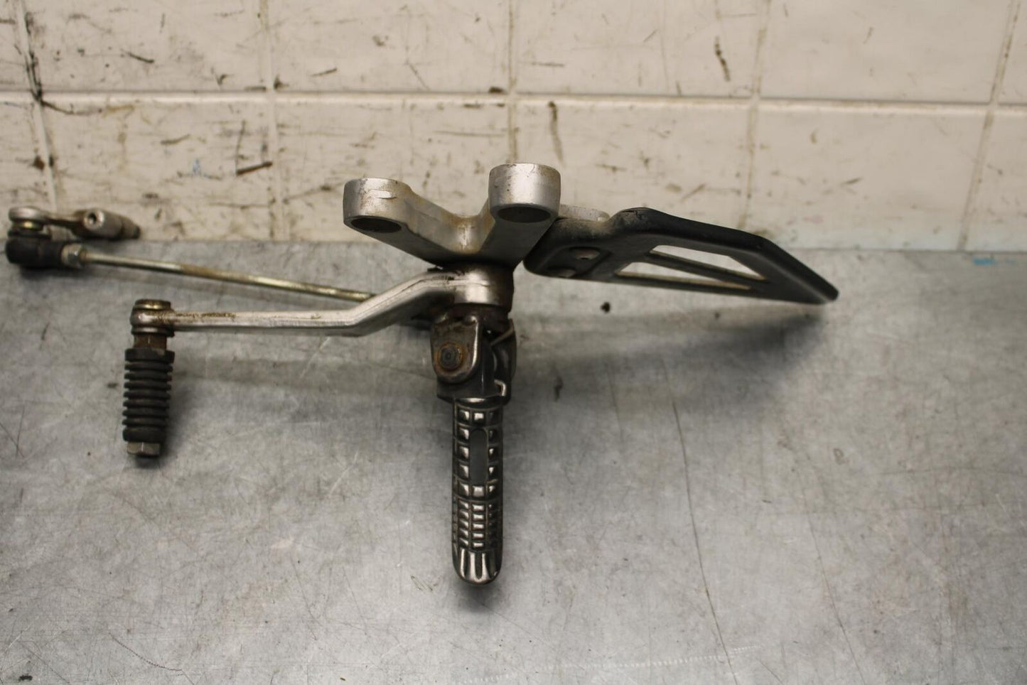 2001 Suzuki GSXR600 LEFT REARSET REAR SET DRIVER FOOT PEG REST STOP BB59