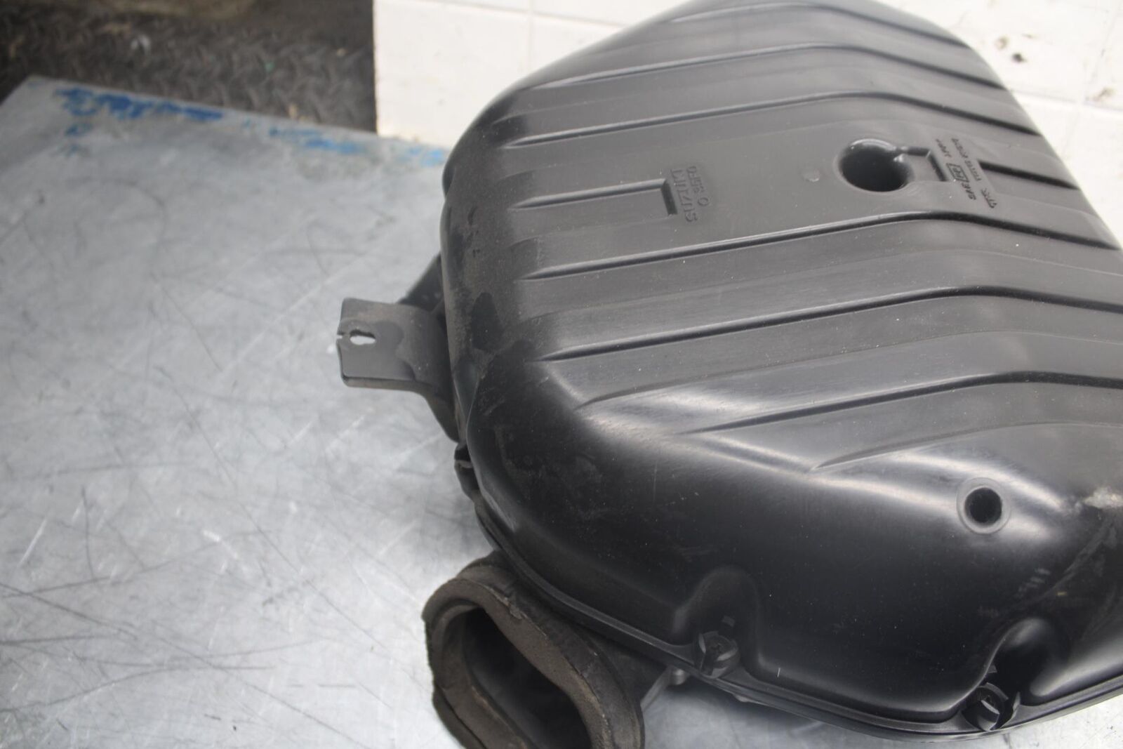 03-04 SUZUKI GSXR1000 AIRBOX AIR INTAKE FILTER BOX 13700-40F20 BB459