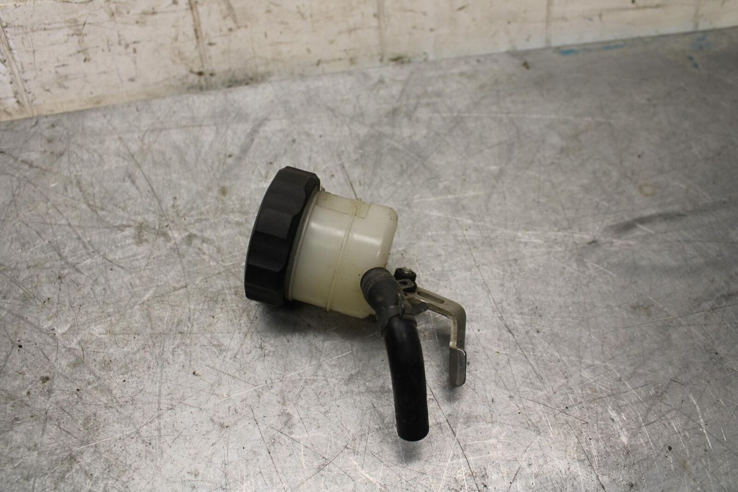 2017 Suzuki GSXR600 FRONT BRAKE MASTER RESERVOIR TANK BOTTLE 59740-47H10 BB527