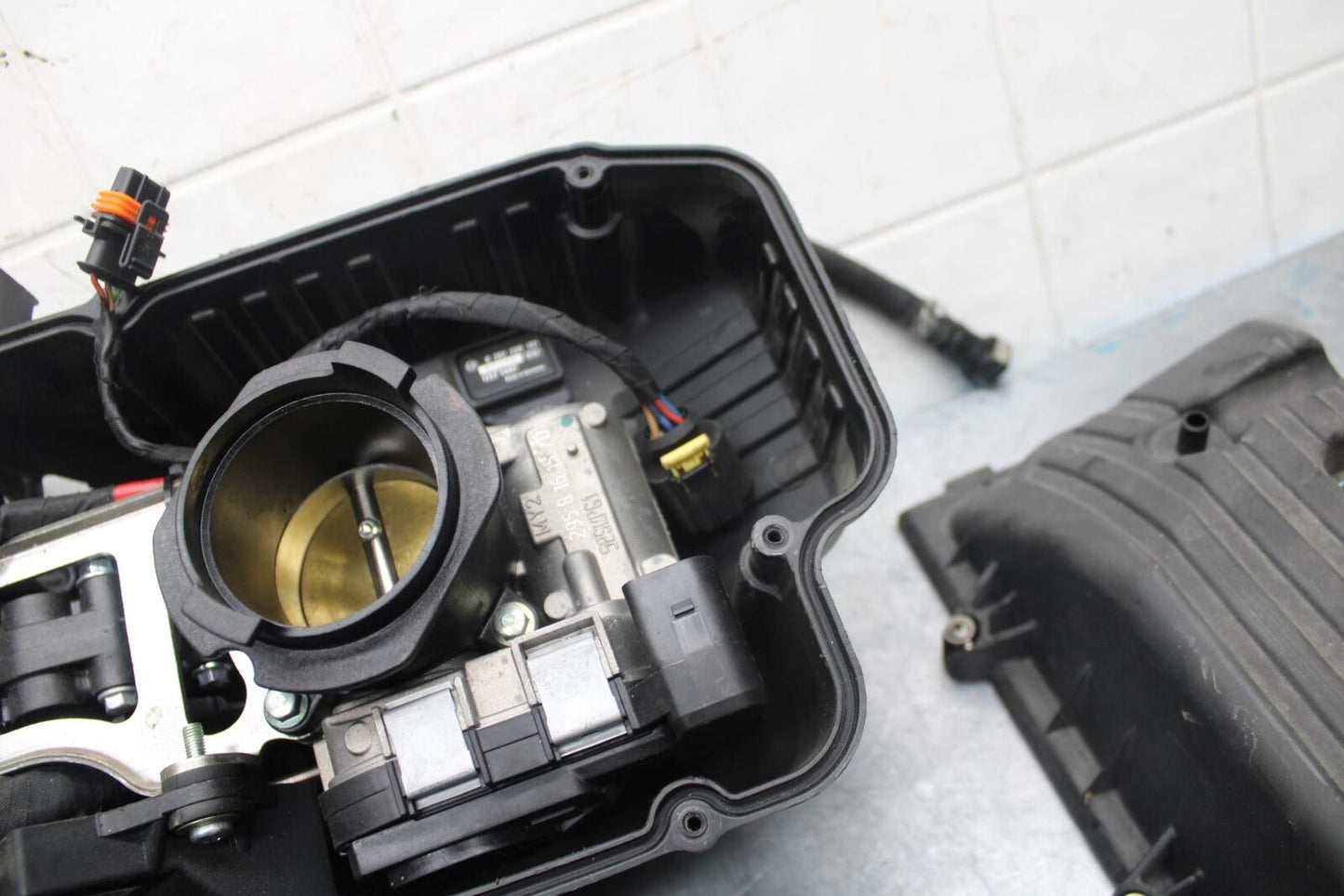 2009 Aprilia Shiver 750 SL750 AIRBOX AIR INTAKE FILTER BOX W INJECTORS BB506
