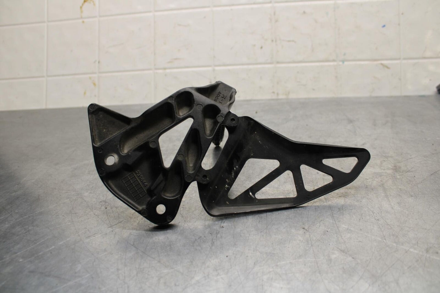 20 SUZUKI GSXR 1000 LEFT REARSET REAR SET DRIVER FOOT PEG REST STOP BB597
