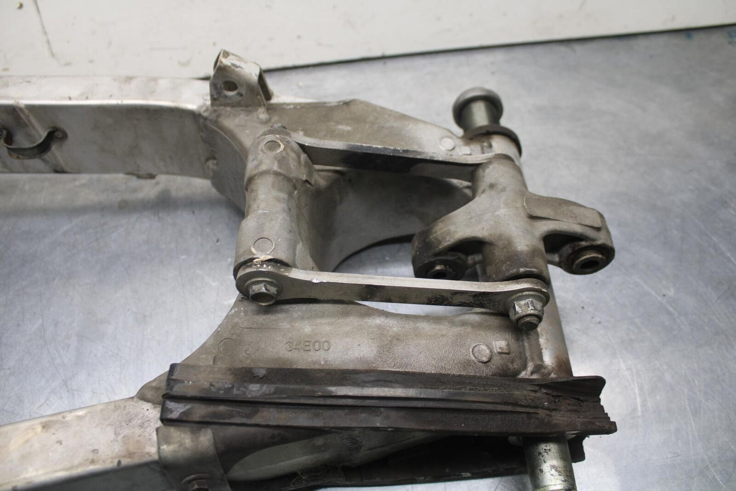 1999 Suzuki GSXR600 REAR SWINGARM BACK SUSPENSION SWING ARM 61000-34E00 BB608