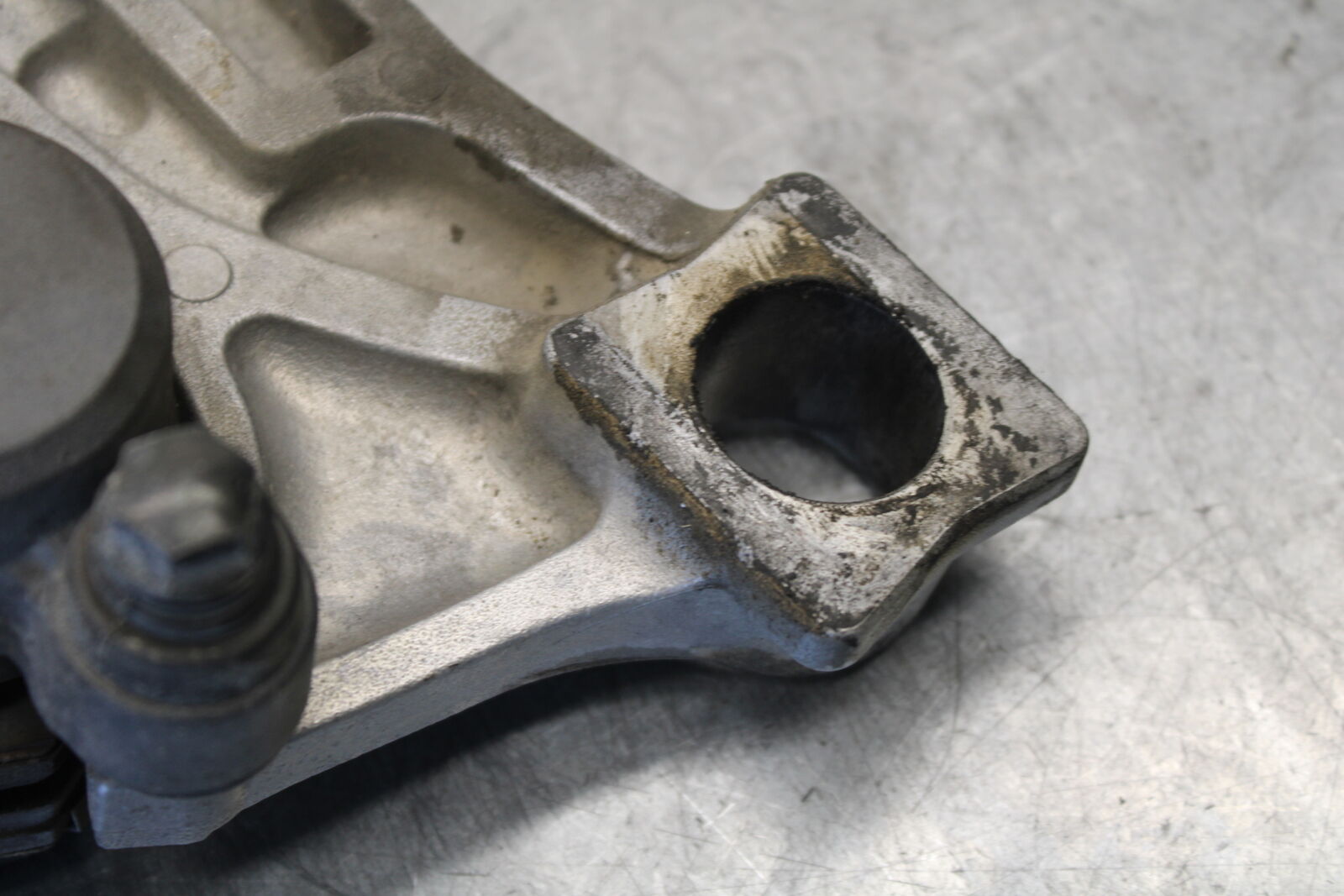 03-07 SUZUKI SV1000S REAR BACK BRAKE CALIPER W MOUNT BRACKET BB657