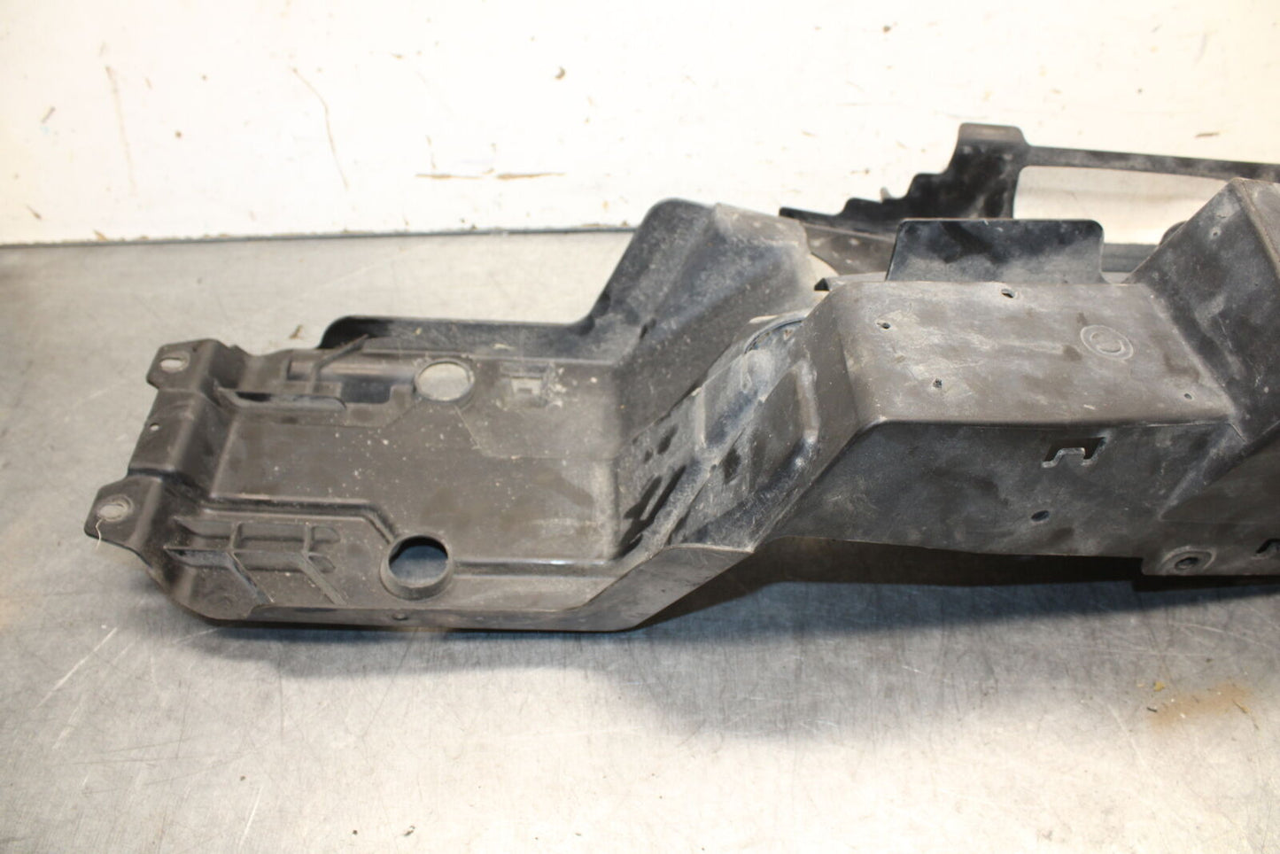 09-11 TRIUMPH DAYTONA 675 REAR BACK TAIL UNDERTAIL BATTERY TRAY PLASTIC BB652