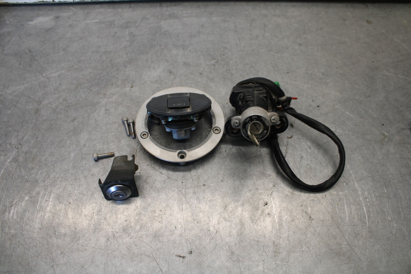 03-07 SUZUKI SV1000S IGNITION LOCK KEY SET W/GAS CAP SEAT LOCK 37000-16840 BB657