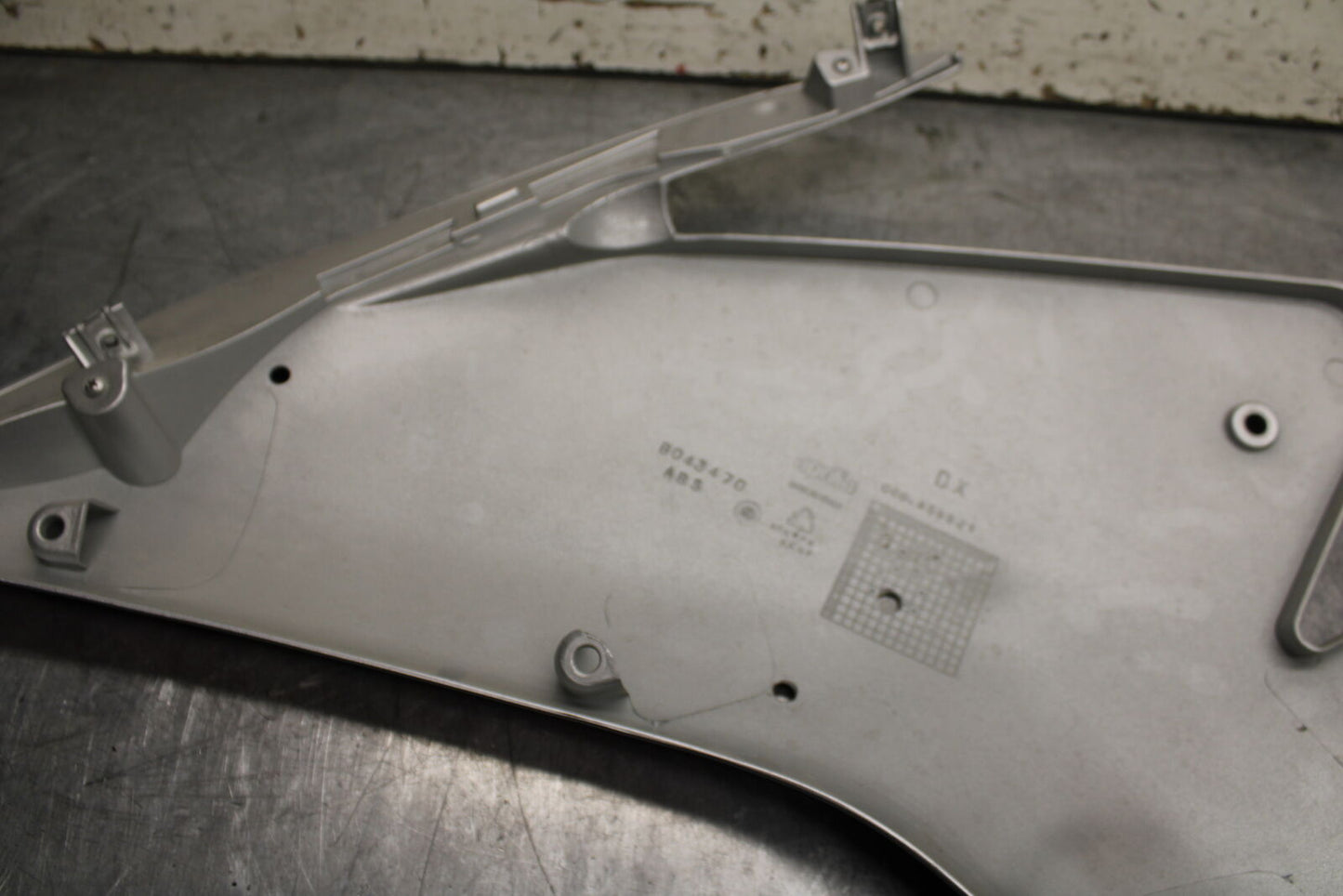 15-19 APRILIA RSV4 RF RIGHT MID UPPER SIDE FAIRING COWL PLASTIC BB611