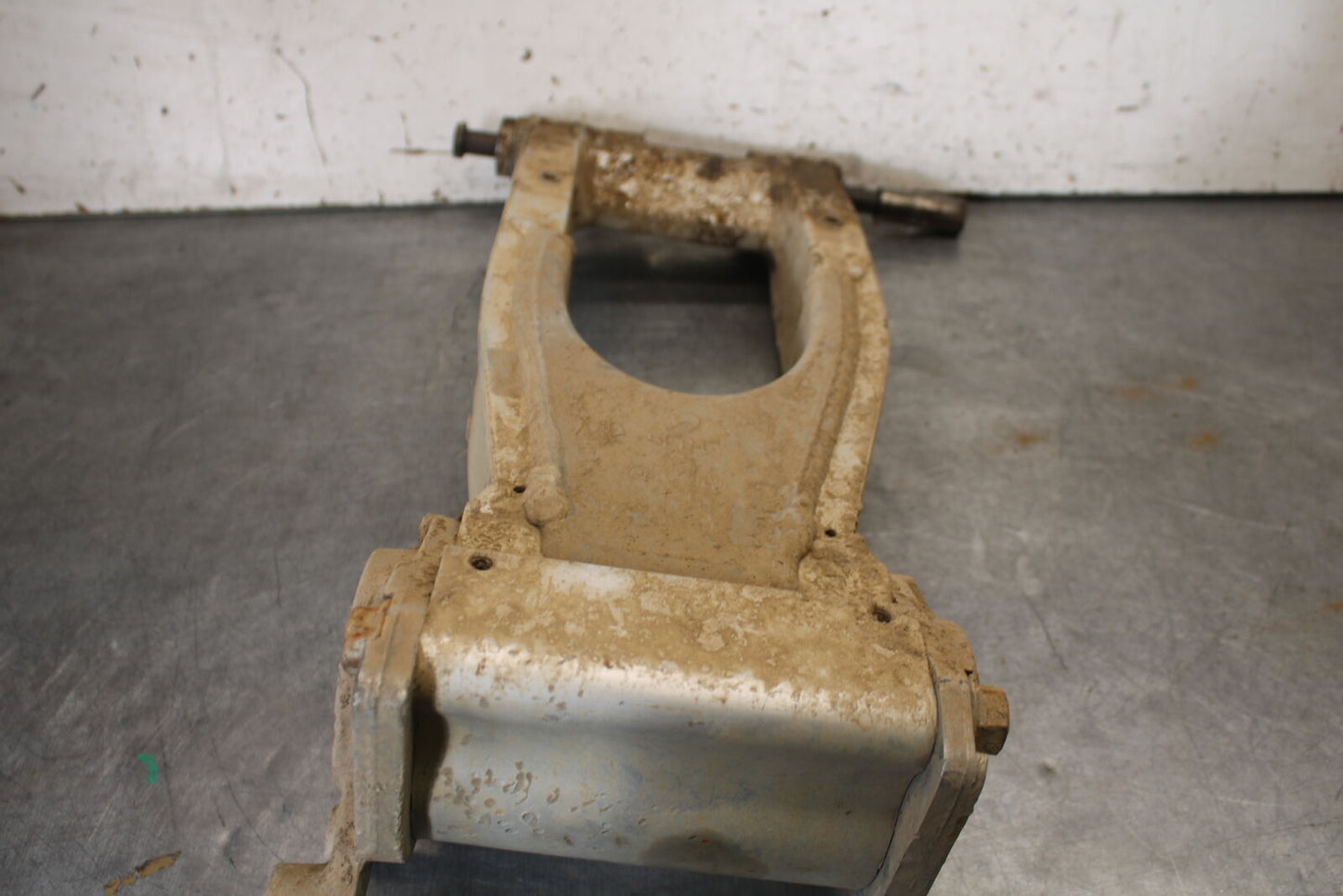 01-05 YAMAHA RAPTOR 660R REAR SWINGARM BACK SUSPENSION SWING ARM BB695