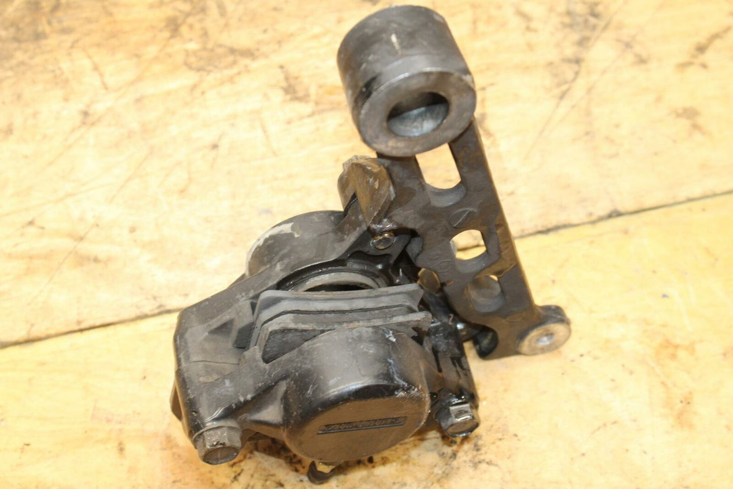 91-93 YAMAHA FZR1000 REAR BACK BRAKE CALIPER W MOUNT BRACKET BB339