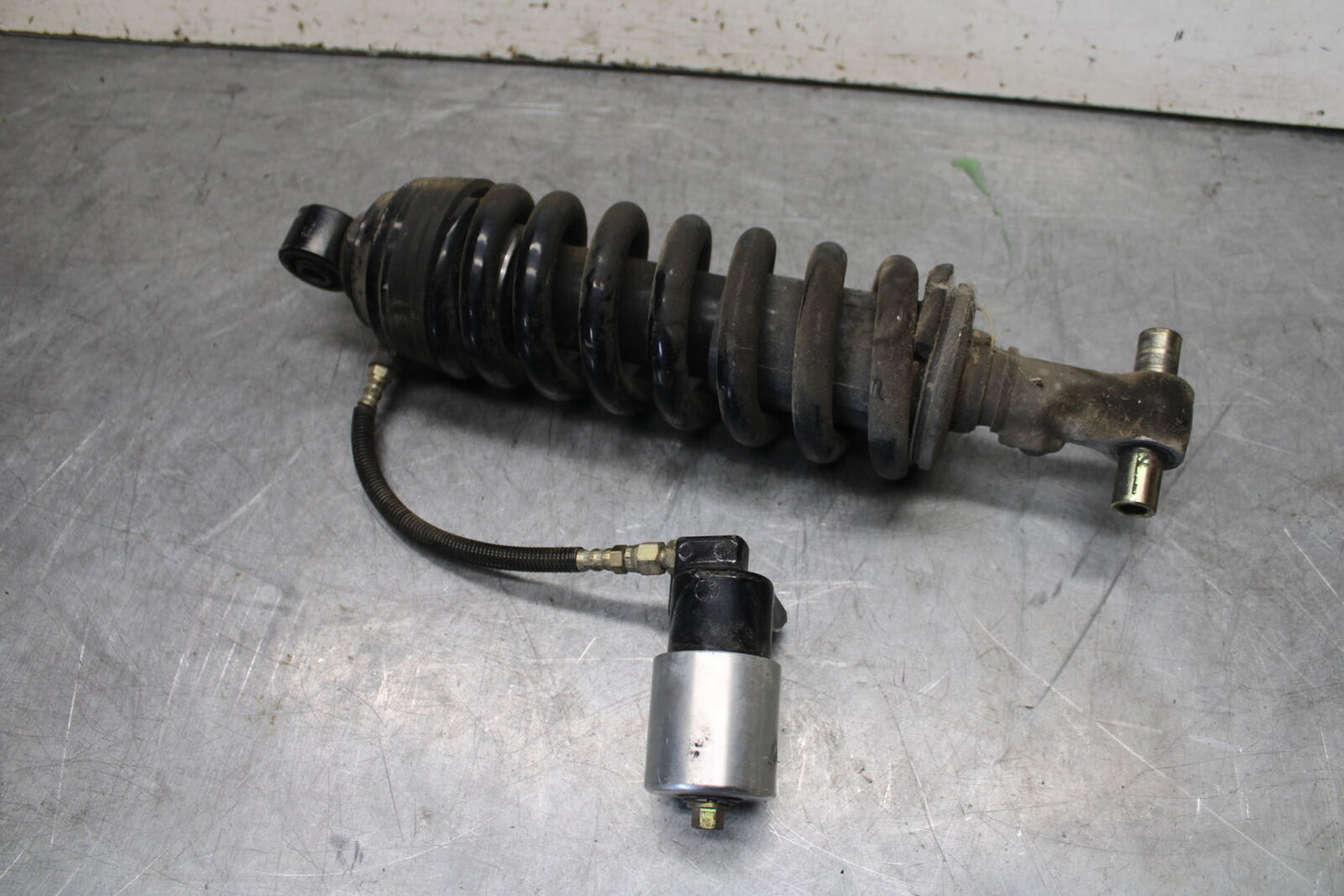 01-06 TRIUMPH TIGER 955I REAR BACK SHOCK ABSORBER SUSPENSION BB693