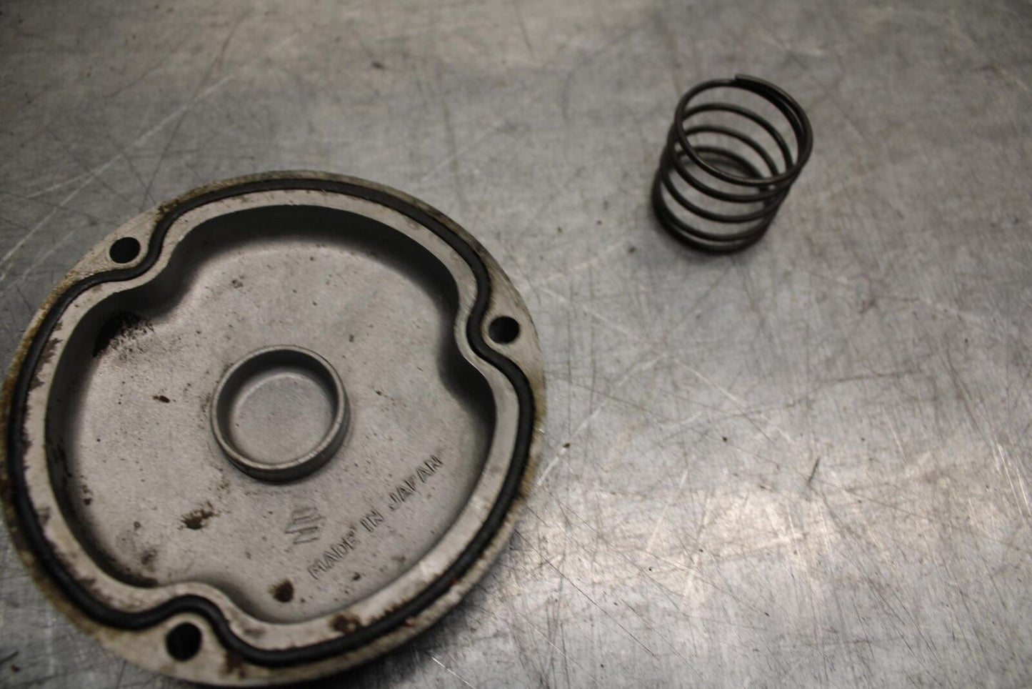 80-81 SUZUKI GS1000G ENGINE OIL FILTER COVER SPRING BB91