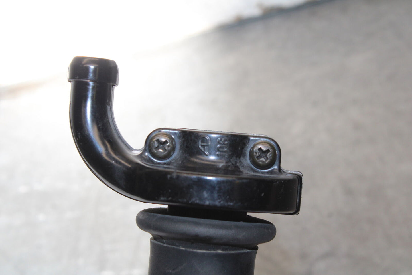 07-08 TRIUMPH DAYTONA 675 THROTTLE CABLE LINE HOUSING GUIDE BB685