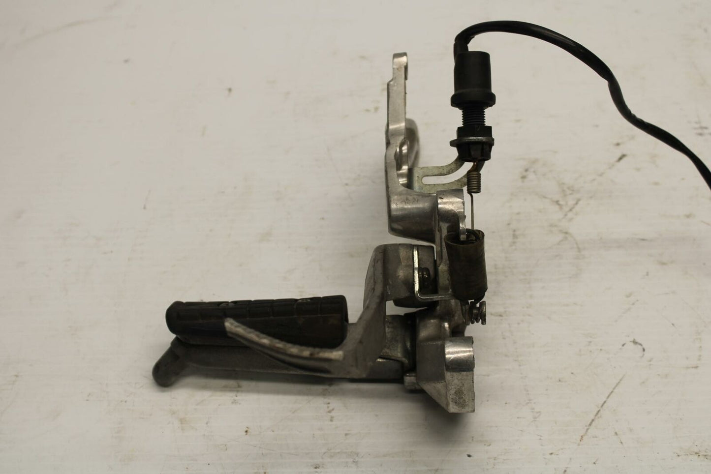 96 YAMAHA YZF750R RIGHT REARSET REAR SET DRIVER FOOT PEG REST STOP BB237 B