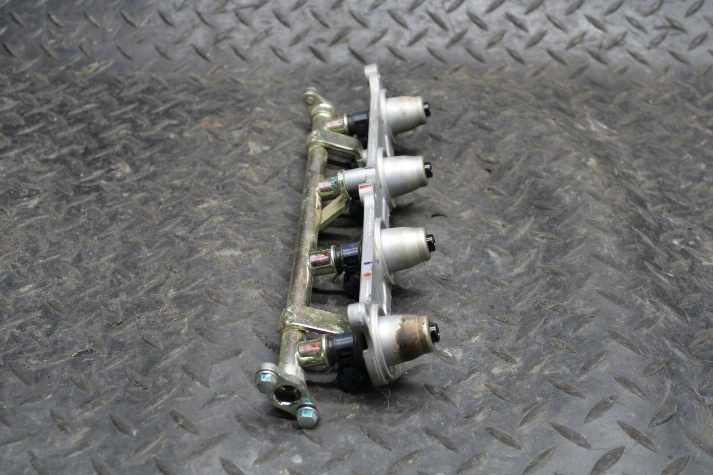 03-04 HONDA CBR600RR SECONDARY FUEL INJECTORS TOP AIRBOX GAS RAIL BB218