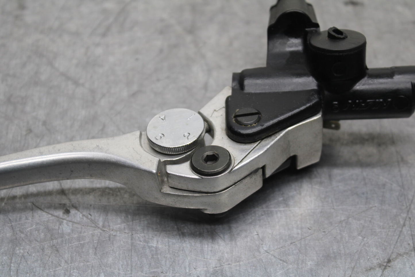 03-04 TRIUMPH DAYTONA 600 FRONT BRAKE MASTER CYLINDER w/ LEVER BB745