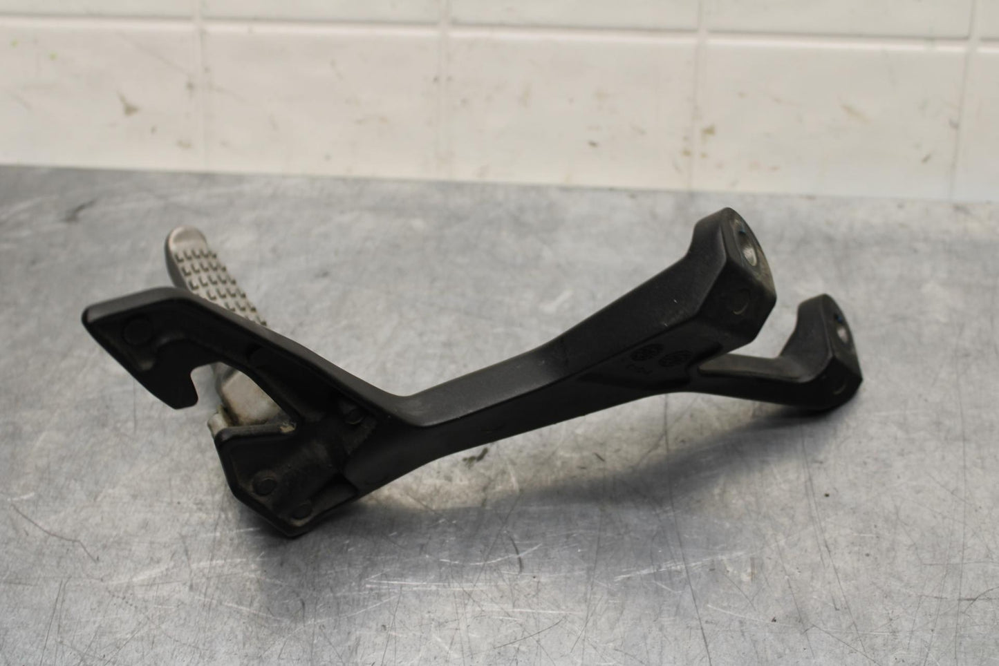 19-22 KAWASAKI Z400 LEFT REAR BACK PASSENGER PEG BB586