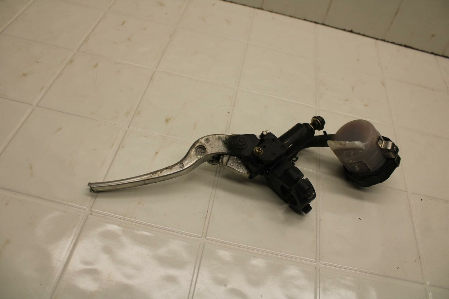 01-02 SUZUKI GSXR750 FRONT BRAKE MASTER CYLINDER w/ LEVER BB402