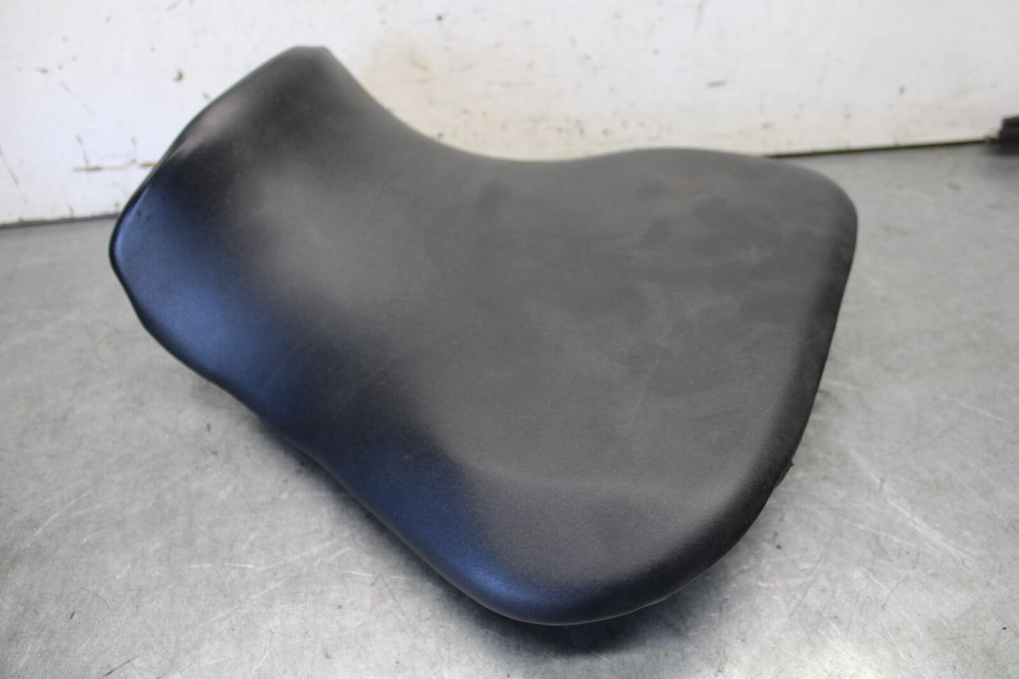 04 SUZUKI GSXR600 FRONT DRIVERS SEAT PAD SADDLE PILLION 45100-29G00-6BY BB676