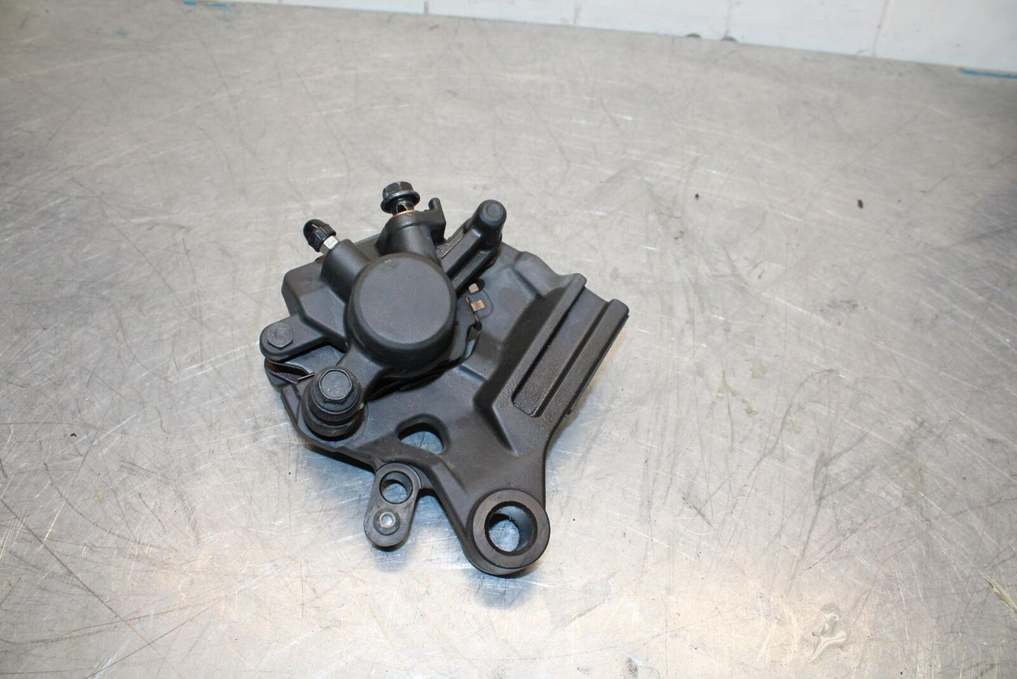 17-18 YAMAHA YZF R3 REAR BACK BRAKE CALIPER W MOUNT BRACKET BB438