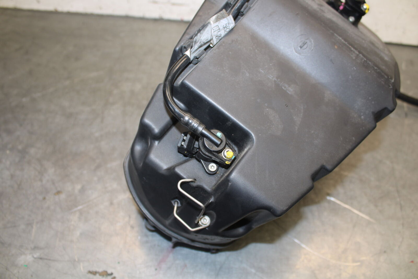 09-11 DUCATI 1198 AIRBOX AIR INTAKE FILTER BOX BB705