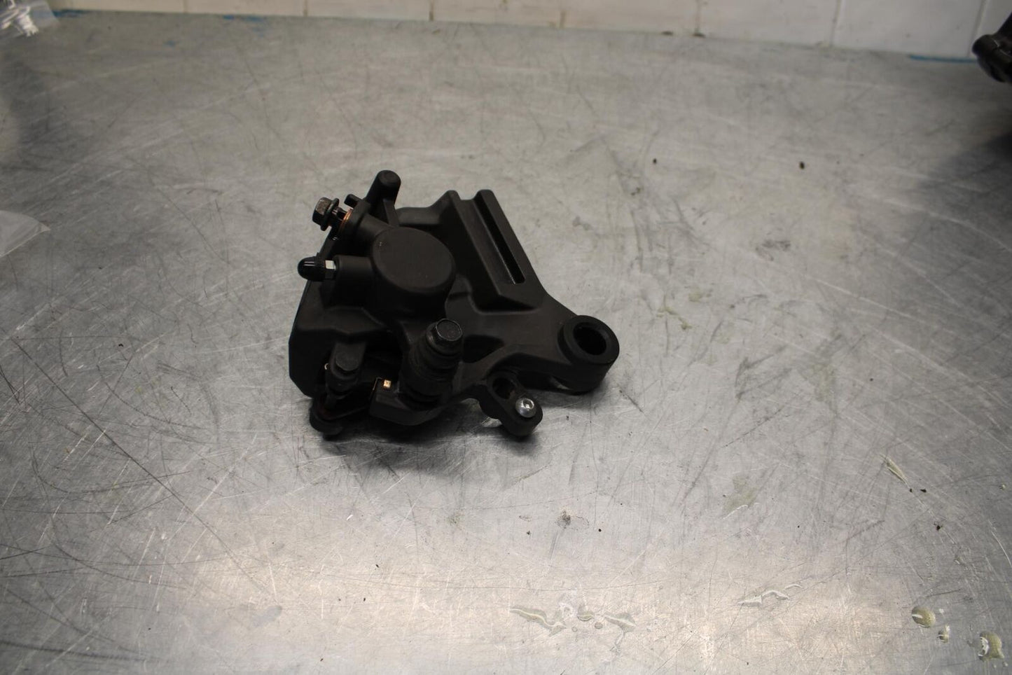 17-18 YAMAHA YZF R3 REAR BACK BRAKE CALIPER W MOUNT BRACKET BB438