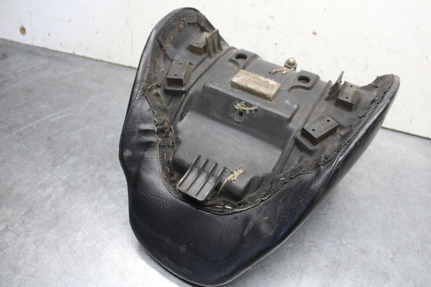85-86 SUZUKI MADURA 1200 FRONT DRIVERS SEAT BB691