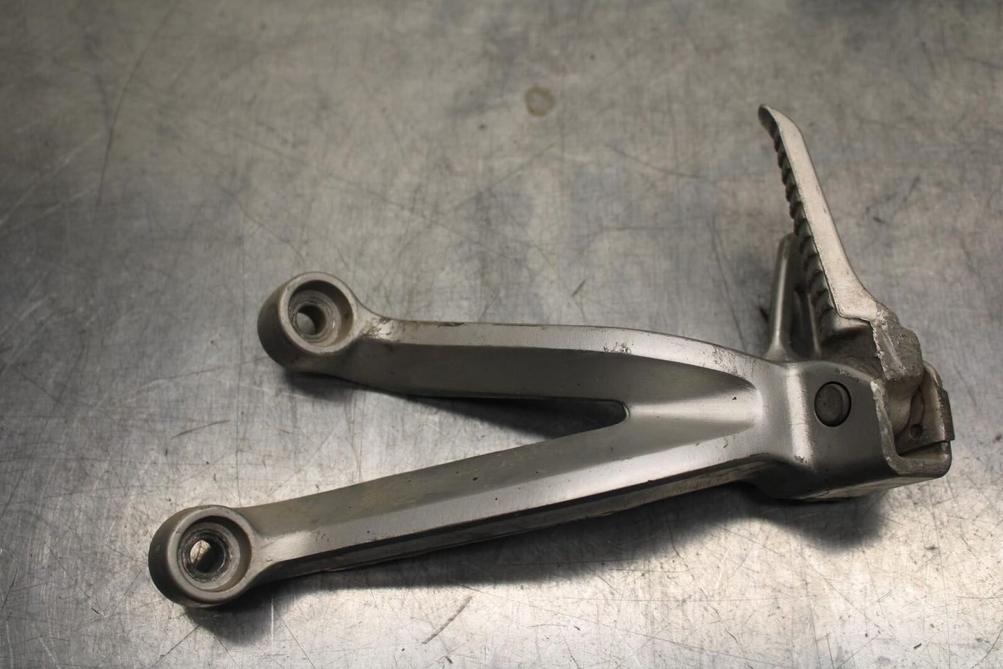 1999 Suzuki GSXR600 REAR BACK PASSENGER PEG SET PAIR BB608