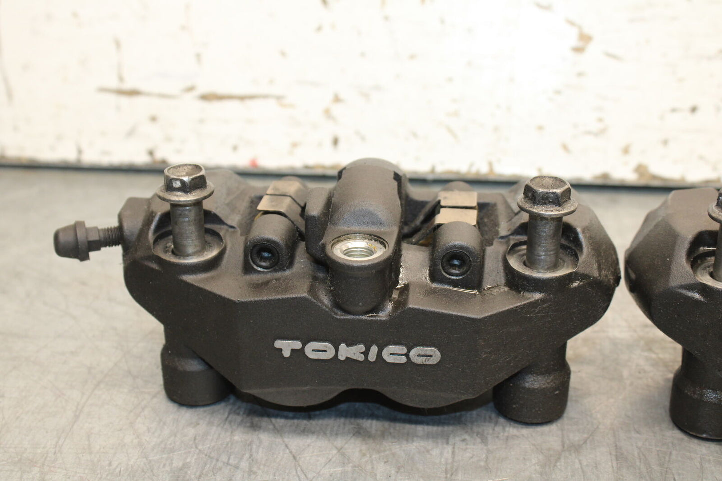 06-07 SUZUKI GSXR 600 RIGHT LEFT FRONT BRAKE CALIPER SET PAIR CALIPERS BB737