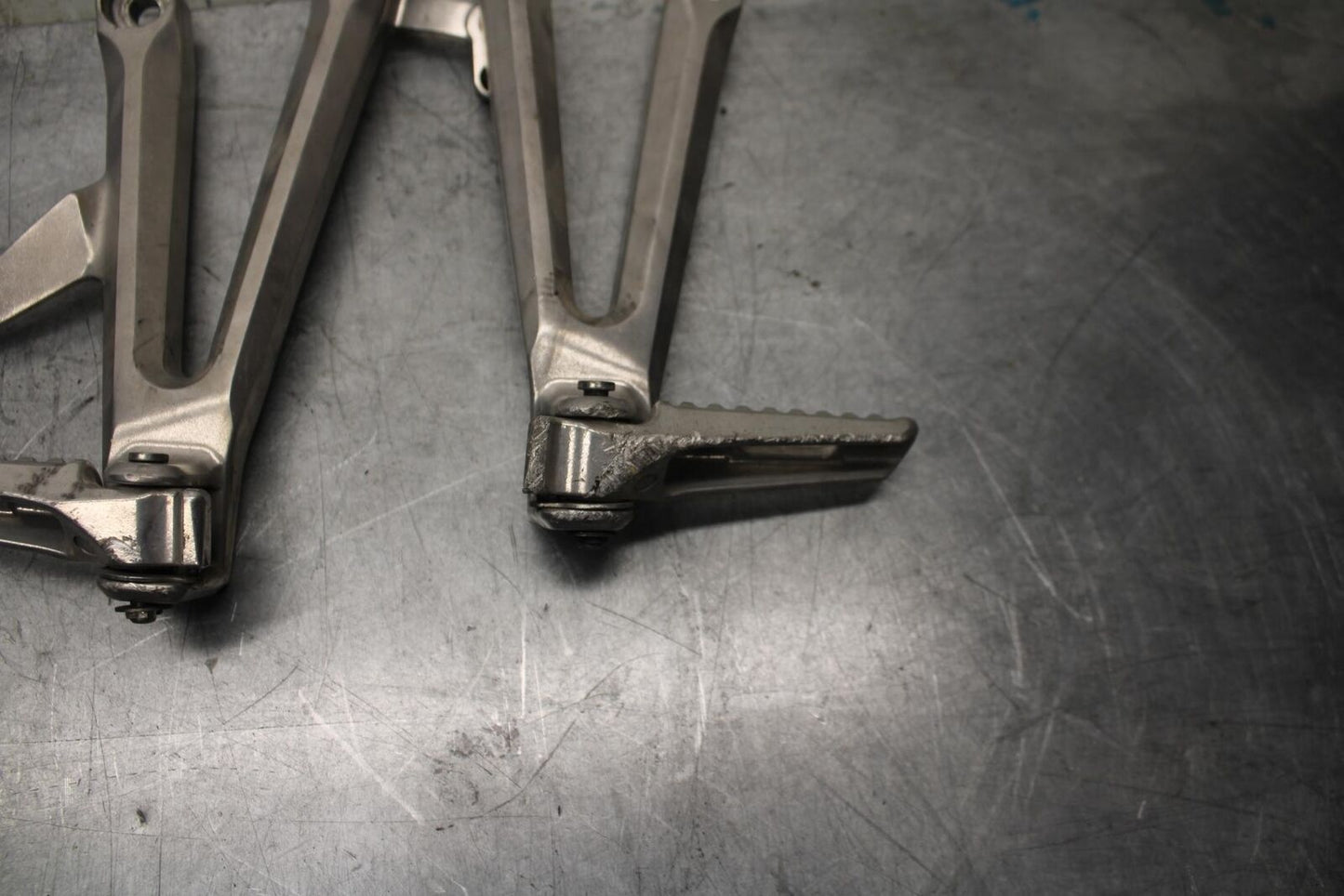 06-07 HONDA CBR1000RR REAR BACK PASSENGER PEG SET PAIR BB464