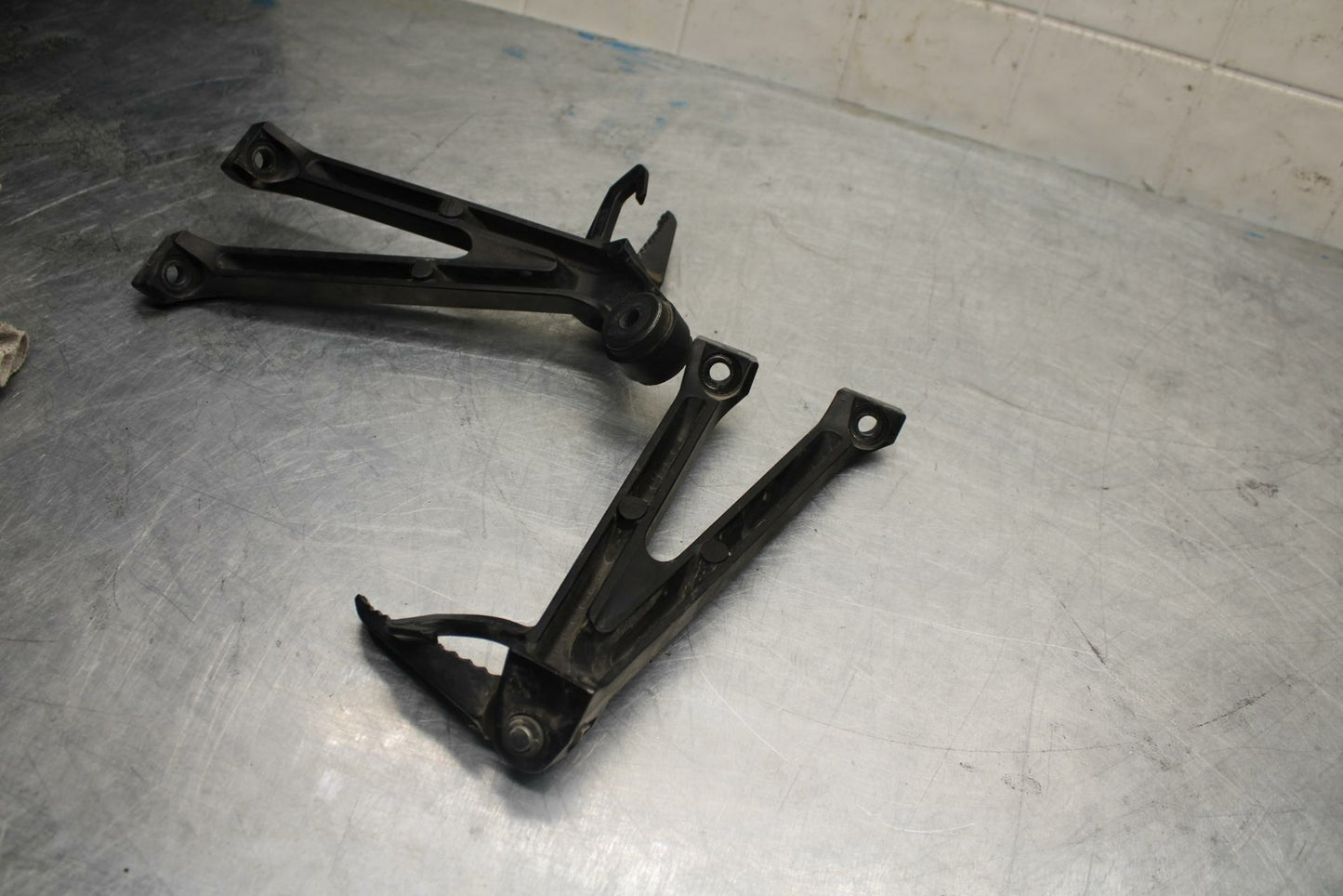 11-22 SUZUKI GSXR600 REAR BACK PASSENGER PEG SET PAIR BB422