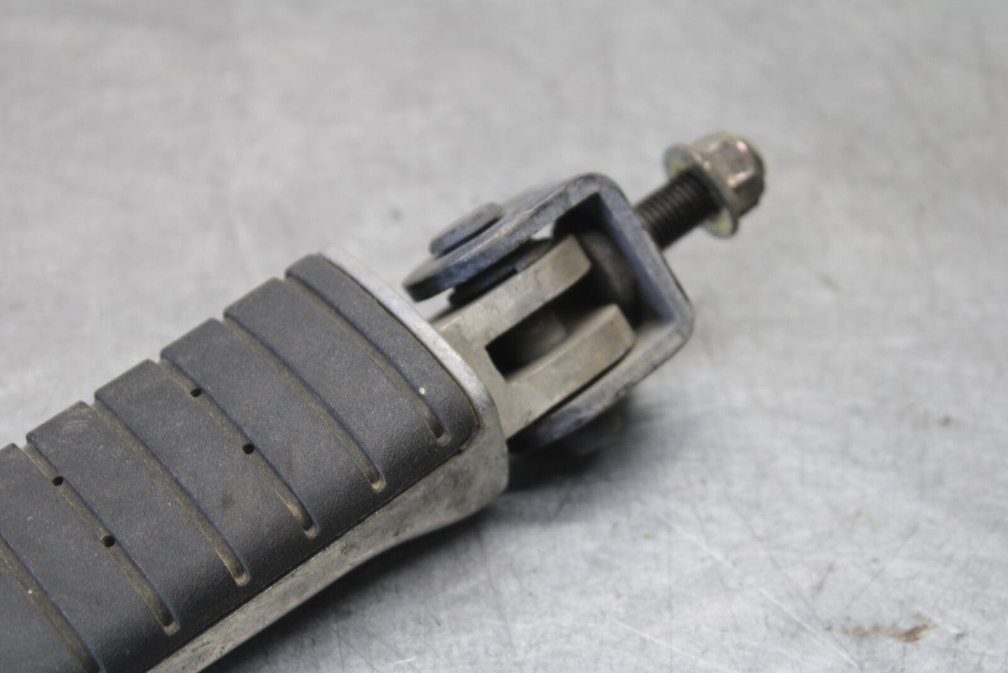 01-06 TRIUMPH TIGER 955I RIGHT REAR BACK PASSENGER PEG BB693