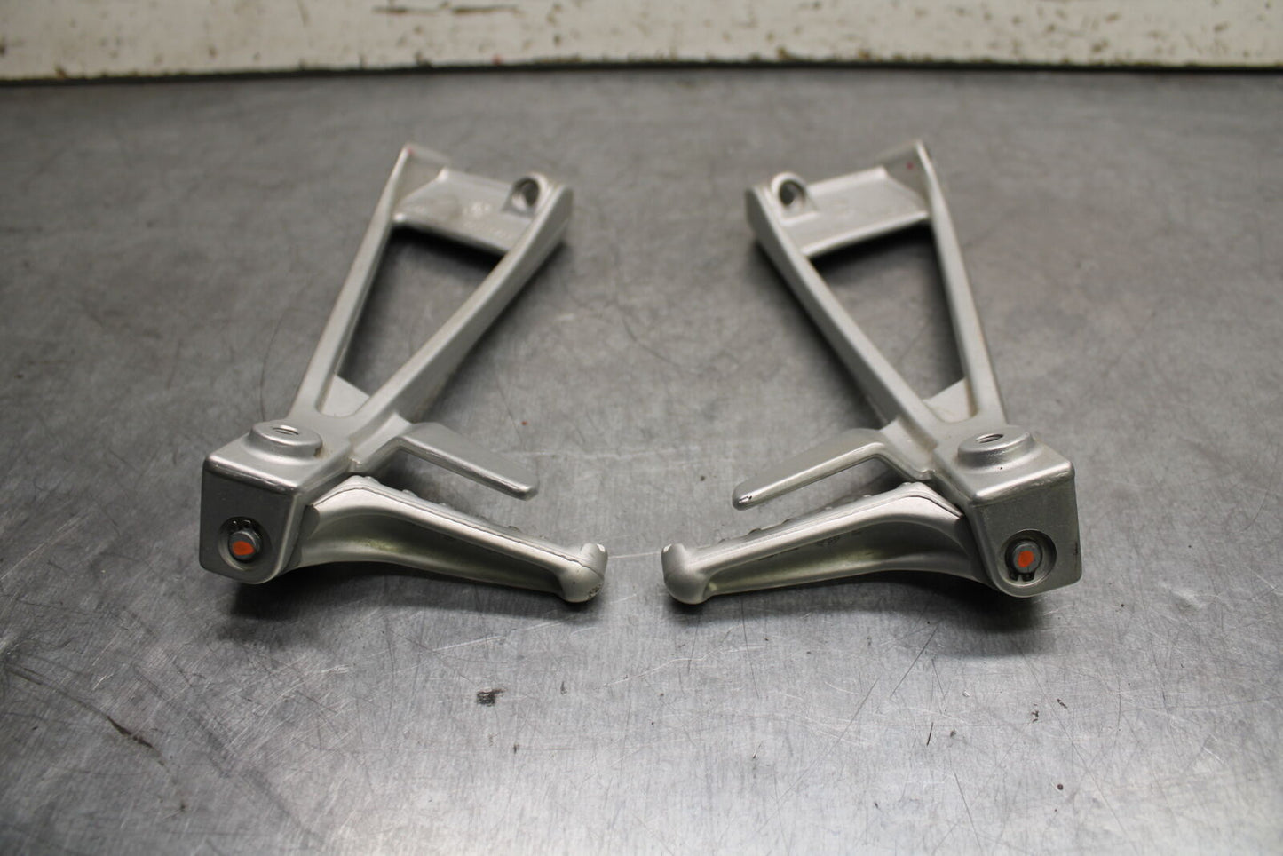 21-24 APRILIA TUONO 660 FACTORY REAR BACK PASSENGER PEG SET PAIR BB733
