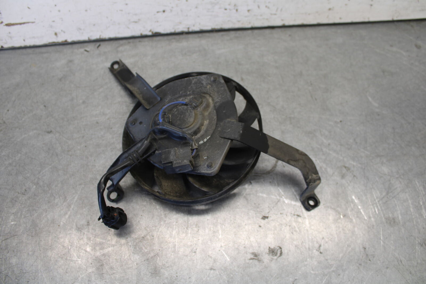 04 SUZUKI GSXR600 ENGINE RADIATOR COOLING FAN 17800-29G00 BB676