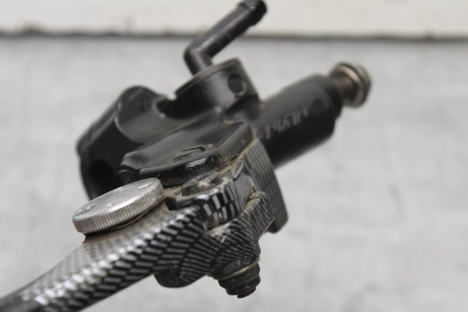 01-03 SUZUKI GSXR600 FRONT BRAKE MASTER CYLINDER w/ LEVER 57300-33E01 BB633