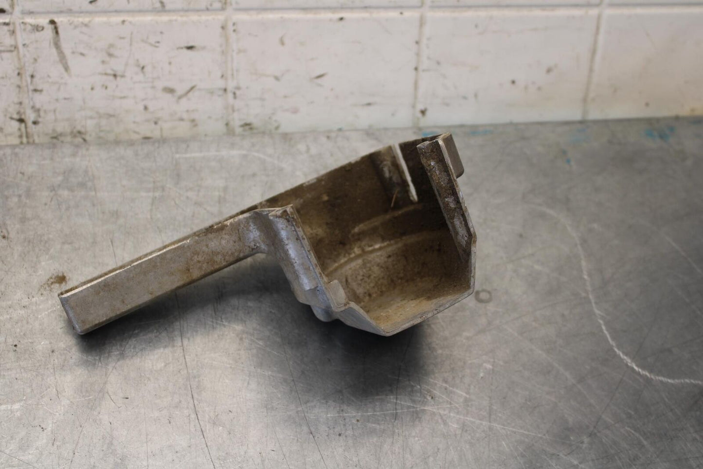75 SUZUKI GT 550 ENGINE MOTOR OIL PUMP COVER BB67