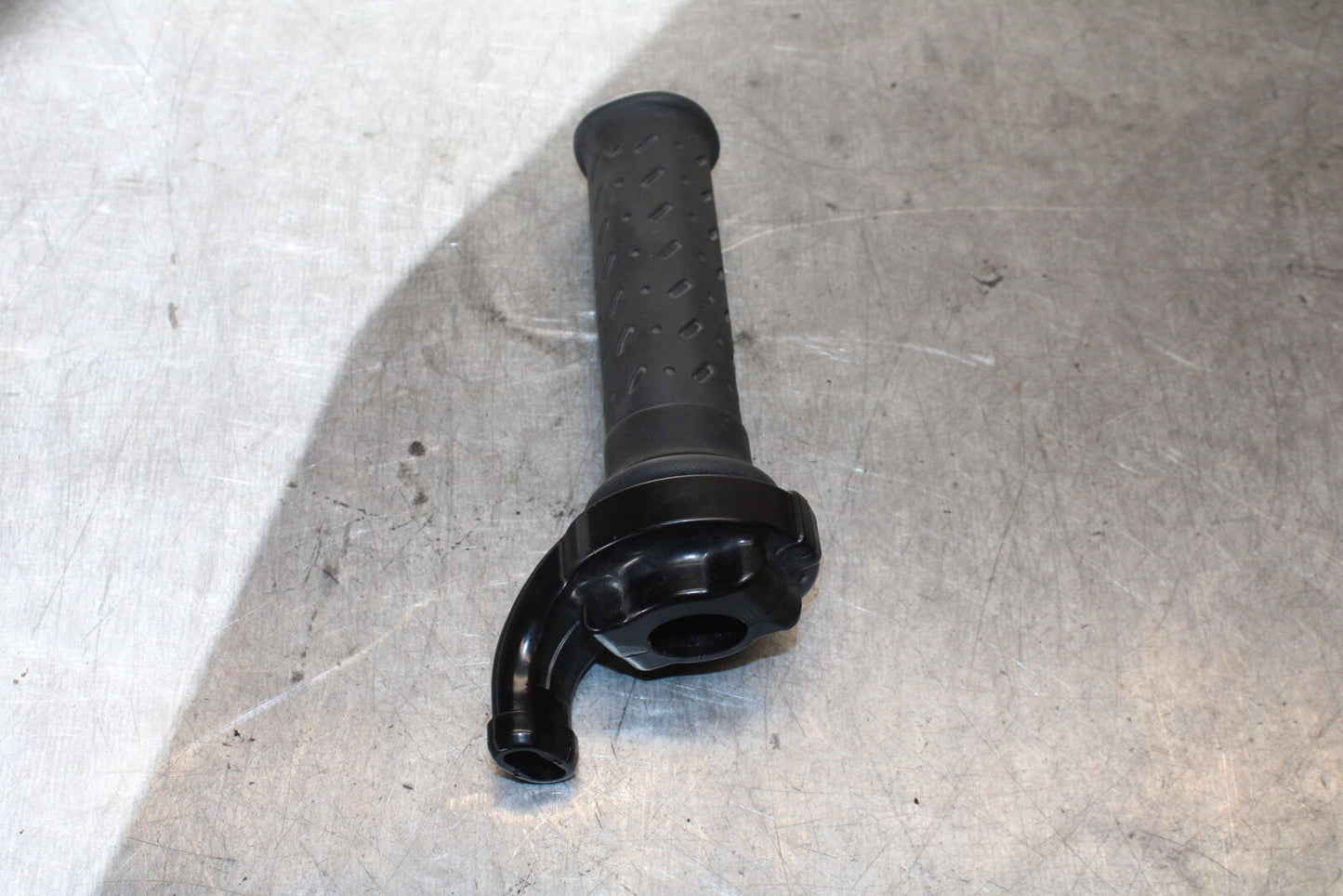 07-08 TRIUMPH DAYTONA 675 THROTTLE CABLE LINE HOUSING GUIDE BB685