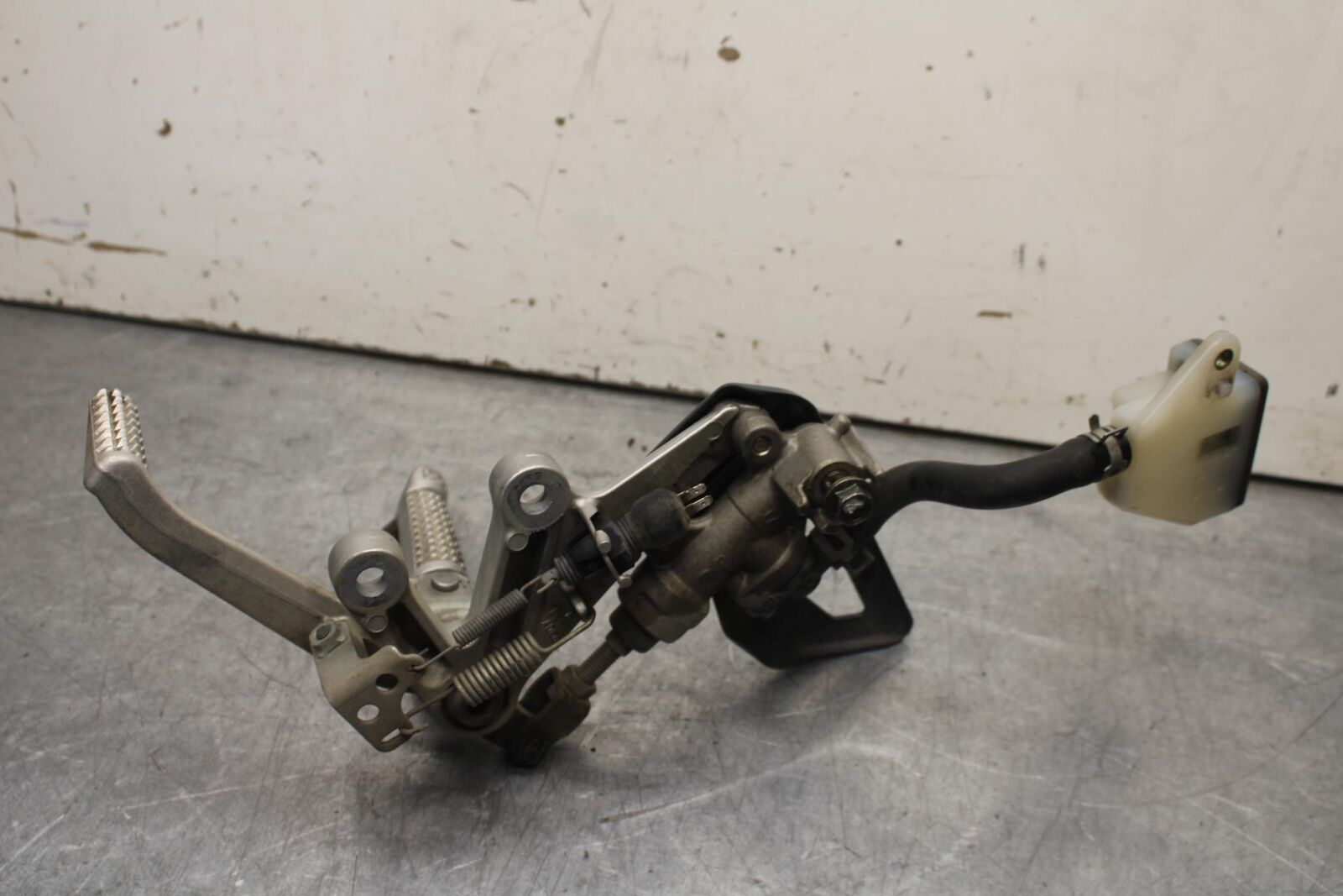 01-03 SUZUKI GSXR600 RIGHT REARSET REAR SET DRIVER FOOT PEG REST STOP BB633