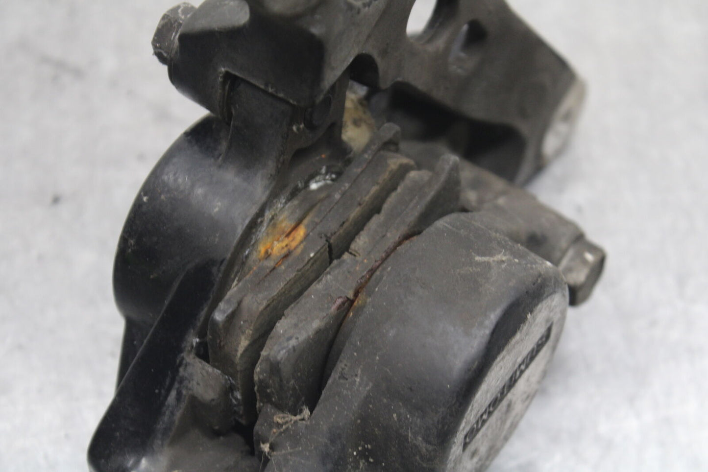 96-07 YAMAHA YZF600R REAR BACK BRAKE CALIPER W MOUNT BRACKET BB746