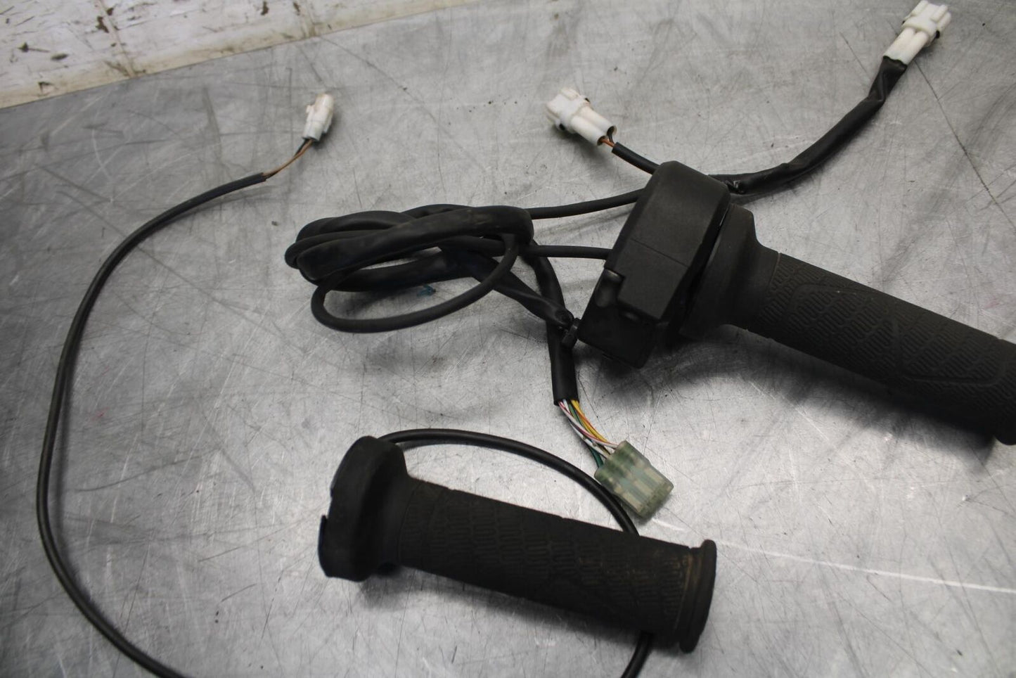 22 KTM 890 ADVENTURE LEFT RIGHT THROTTLE GRIP HOUSING BB514