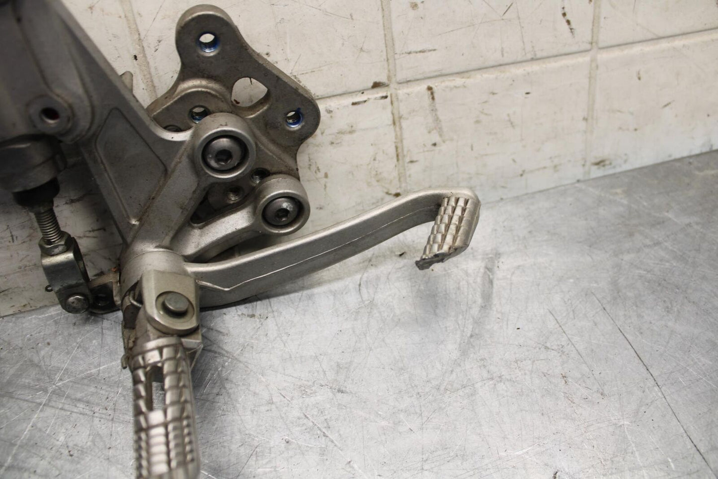 2008 Suzuki GSXR1000 RIGHT REARSET REAR SET DRIVER FOOT PEG REST STOP BB519