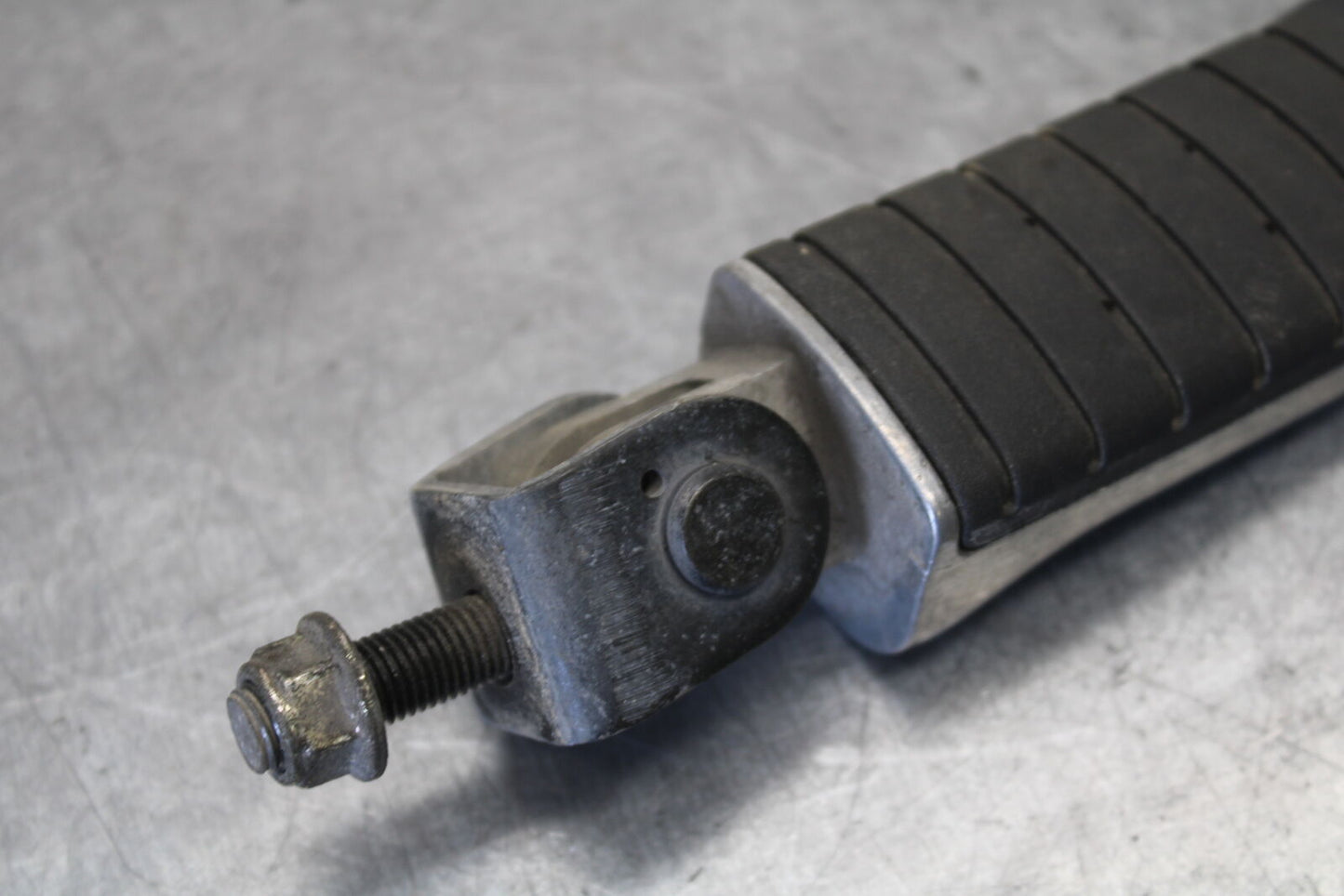 01-06 TRIUMPH TIGER 955I RIGHT REAR BACK PASSENGER PEG BB693