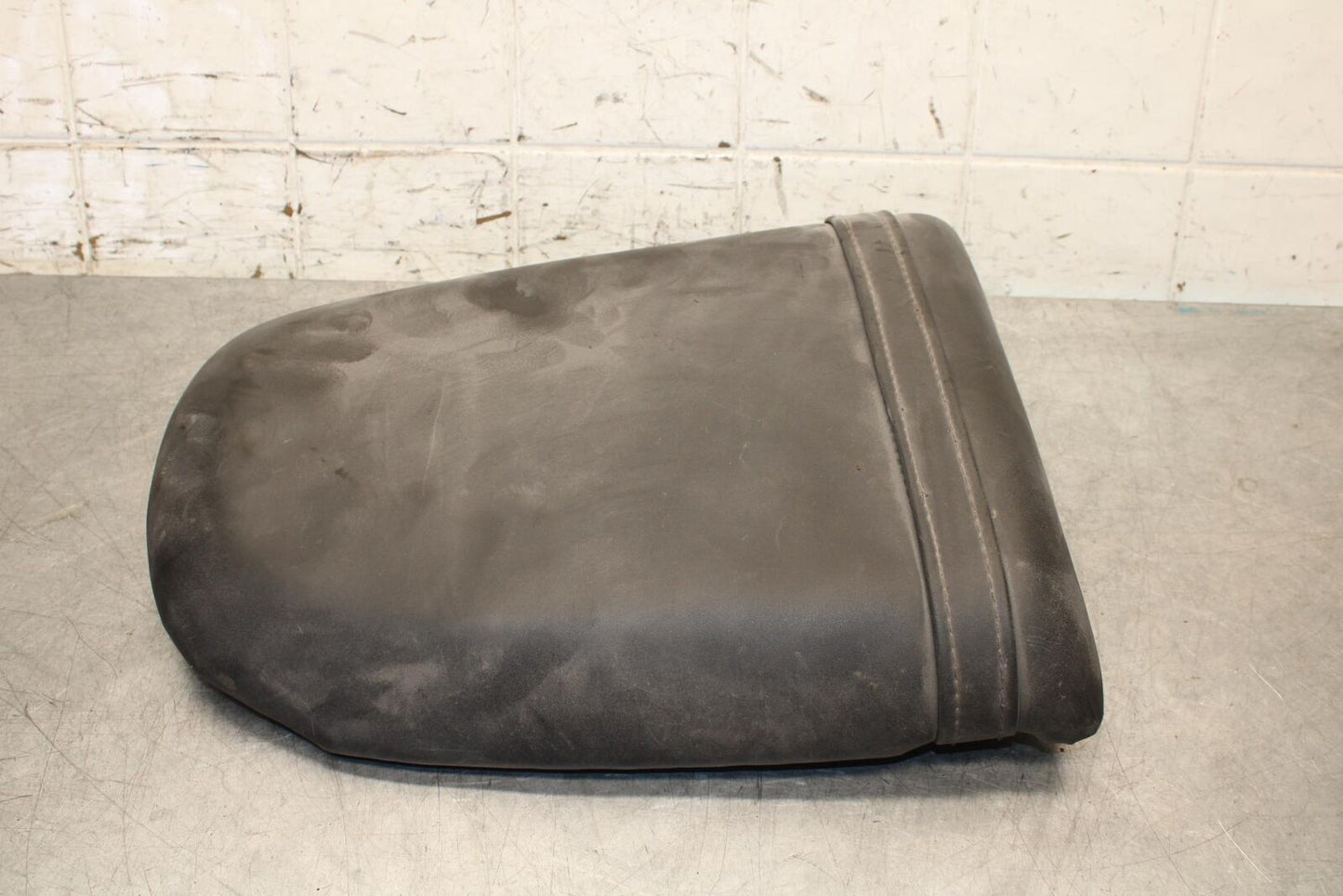 2001 Suzuki GSXR1000 REAR BACK PASSENGER TANDEM SEAT PAD SADDLE PILLION BB70