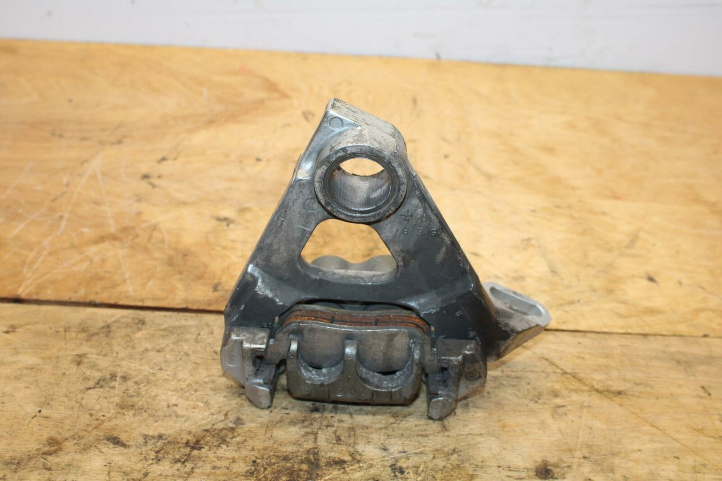 00-01 YAMAHA YZF R6 REAR BACK BRAKE CALIPER W MOUNT BRACKET BB327