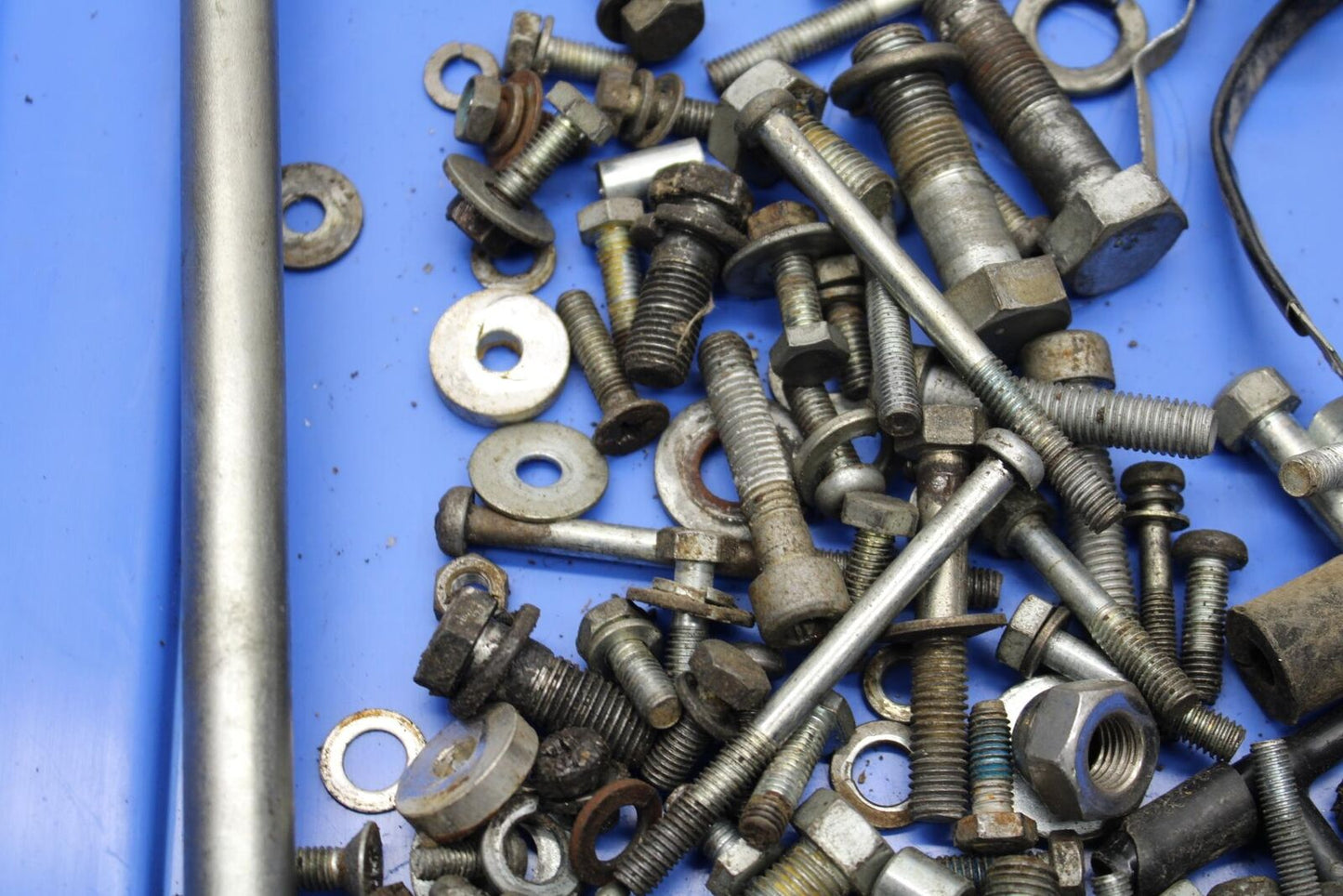 75 SUZUKI GT 550 MISC.MOUNTING BOLTS HARDWARE MOTOR SCREWS BB67