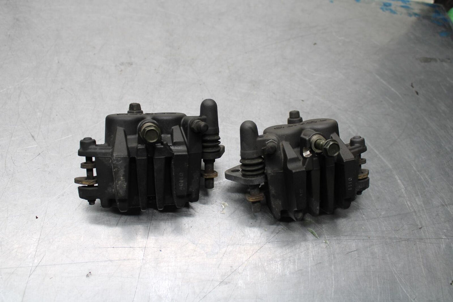 06-07 KAWASAKI NINJA 650R RIGHT LEFT FRONT BRAKE CALIPER SET PAIR CALIPERS BB446