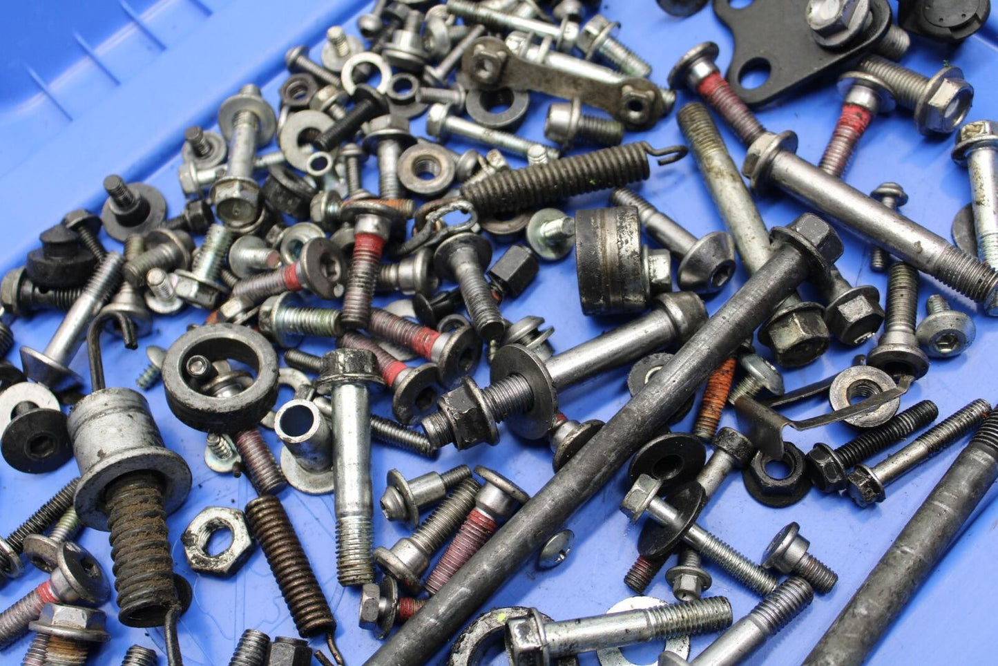 17 KAWASAKI Z900 ZR900 LEFTOVER MOUNTING BOLTS HARDWARE MOTOR BB549