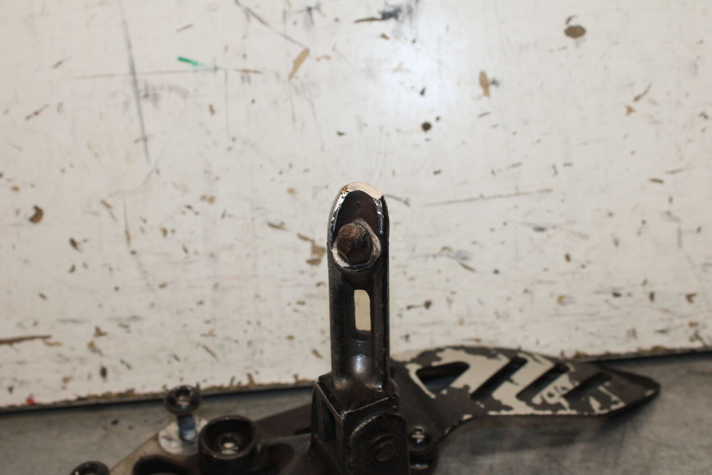 06-07 SUZUKI GSXR 600 LEFT REARSET REAR SET DRIVER FOOT PEG REST STOP BB737